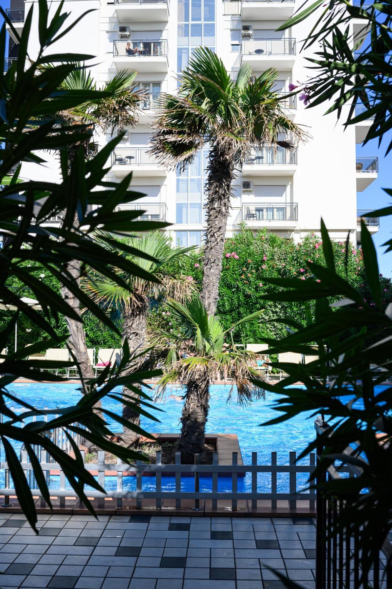 Hotel De Paris Лидо ди Савио Екстериор снимка