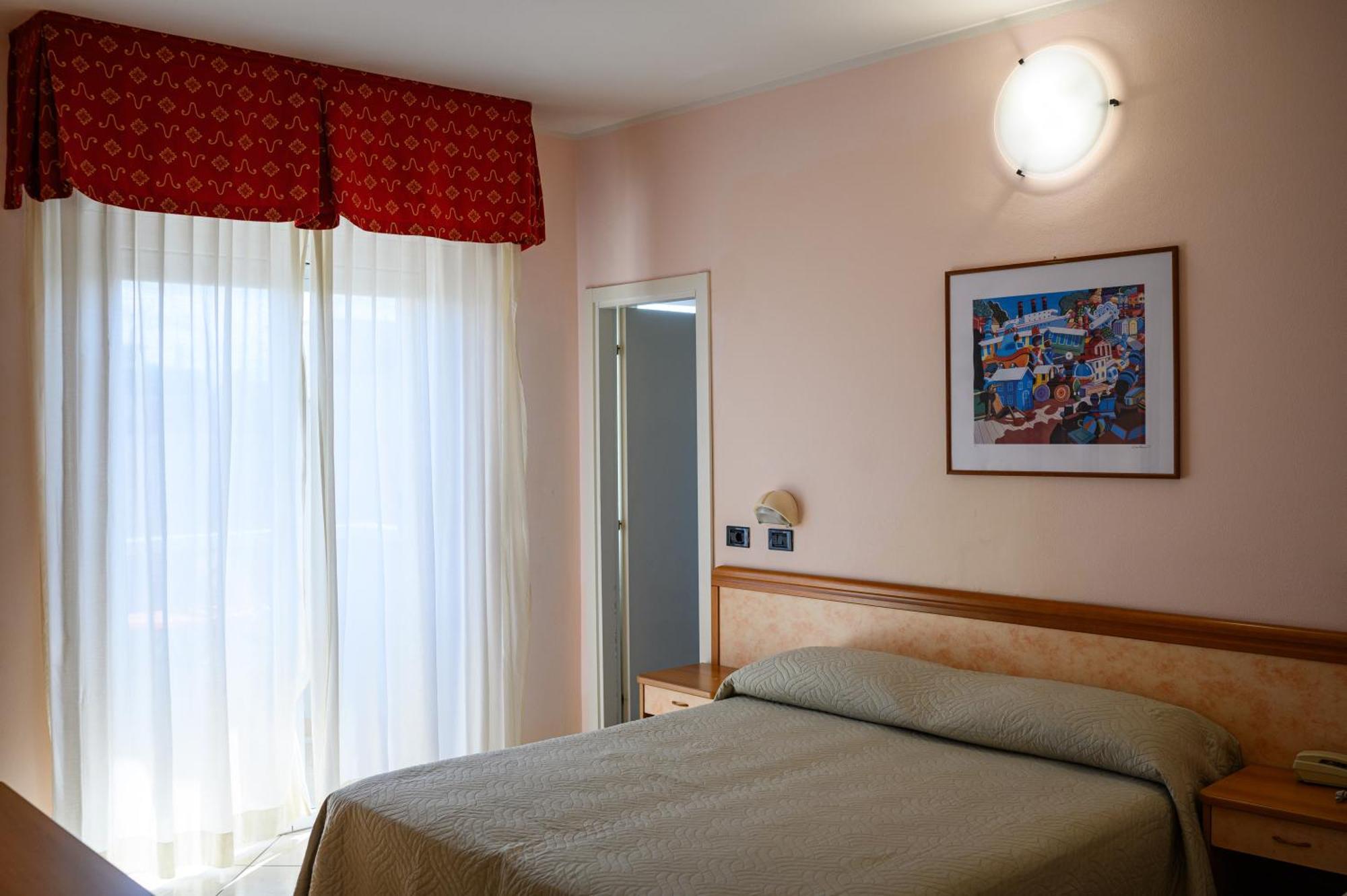 Hotel De Paris Лидо ди Савио Екстериор снимка